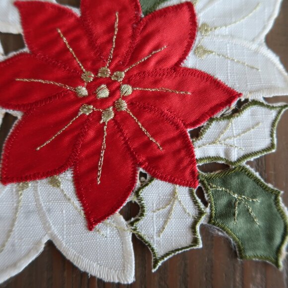 St Nicholas Square Christmas Poinsettia Cut-Out Centerpiece Mat Placemat - Picture 4 of 6